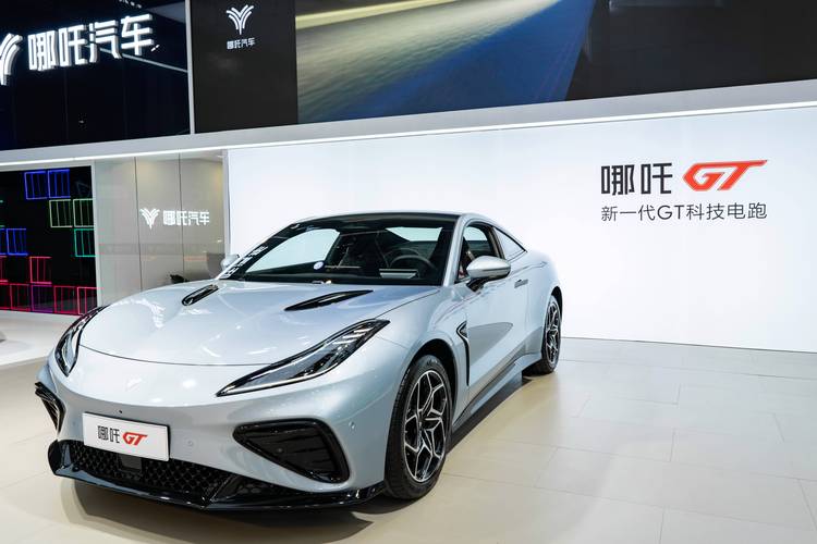 佛山246哪吒汽车在智能汽车领域的表现，领途汽车在新能源汽车市场中的影响力